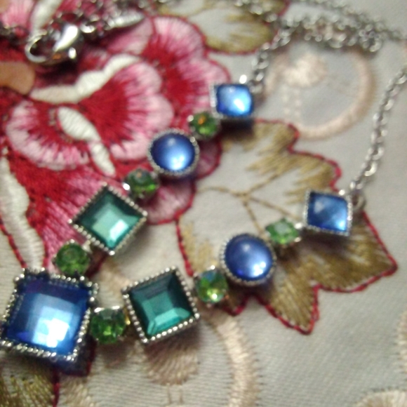 *** Vintage Avon Green & Blue Stones on Silver Drop Pendant Necklace - Picture 2 of 8